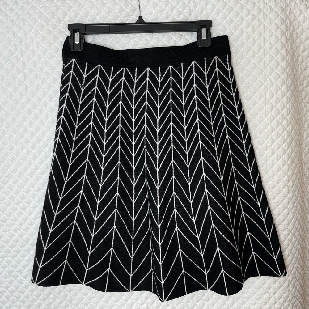 Max Studio B & W geo pattern above knee flare skirt. Fall/winter weight. Size M